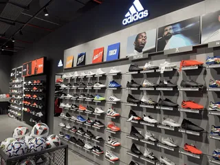 Adidas Schuhwand im Laden