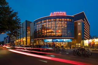 Astor Kino bei Abenddämmerung