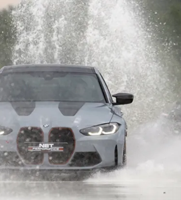 BMW bei Aquaplaning-Test