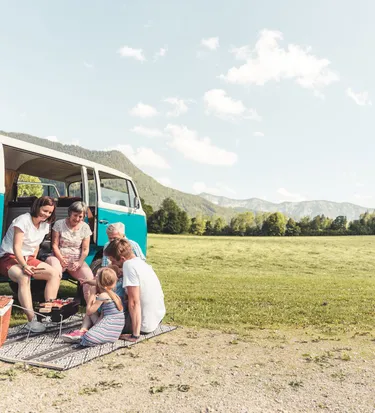 Camping und Grillen in der Natur mit Knister