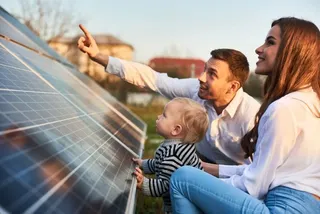 Familie erkundet Solartechnik