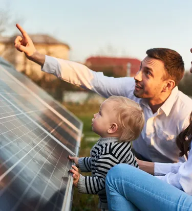 Familie erlebt Solarenergie