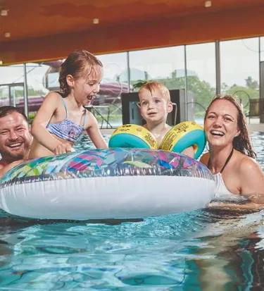 Familie im Hallenbad