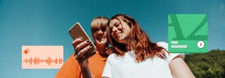 Freundinnen mit Smartphone im Freien
