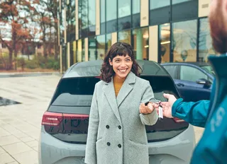 Freundliche Autoübergabe im Herbst