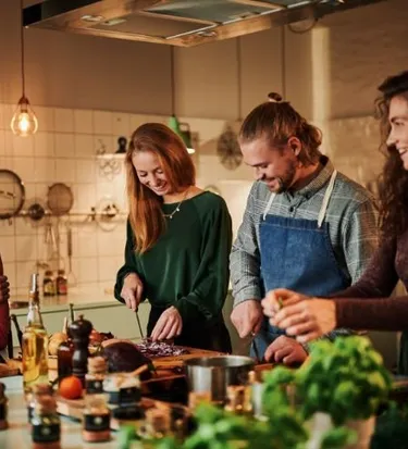 Freundschaft beim gemeinsamen Kochen