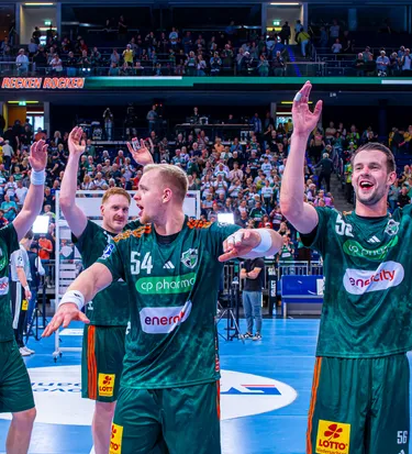 Handballspieler feiern nach Spiel