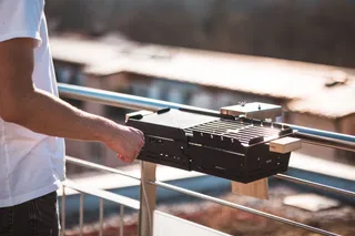 Knister-Grill auf dem Balkon