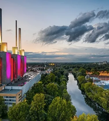 Kraftwerk in der Abenddämmerung
