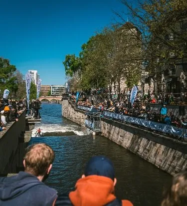 Publikum beobachtet Wildwasser-Kajakrennen