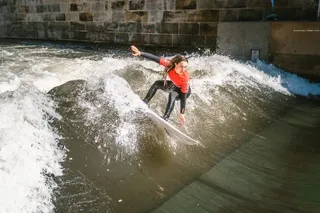 Surfer fährt auf Flusswelle