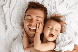 Vater mit Baby beim Kuscheln