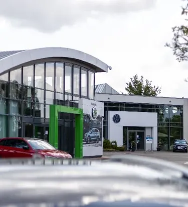 Volkswagen Autohaus bei Tag