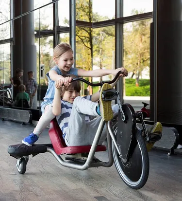 VV Autostadt Kinder mit Liegefahrrad