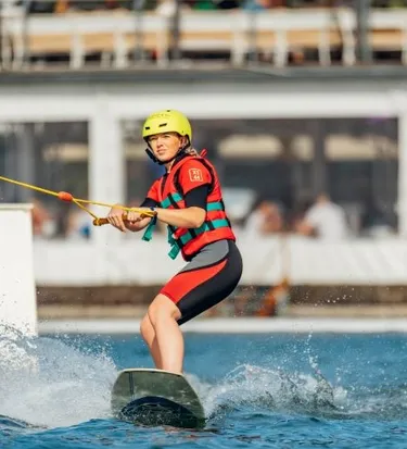 Wakeboarderin beim Wassersport