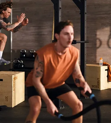 Zwei Männer trainieren im Fitnessstudio