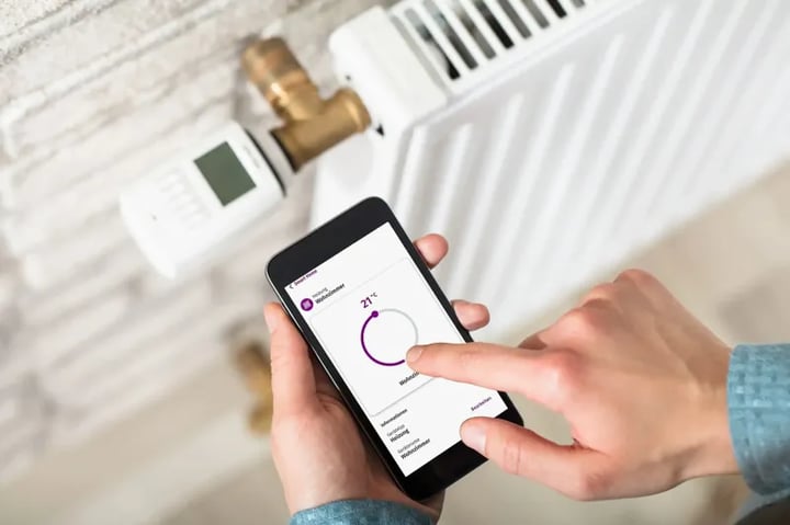 Der Energiemanager einer PV-Anlage wird per App bedient.