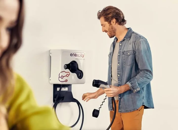 Ein Mann bedient eine Wallbox von enercity.