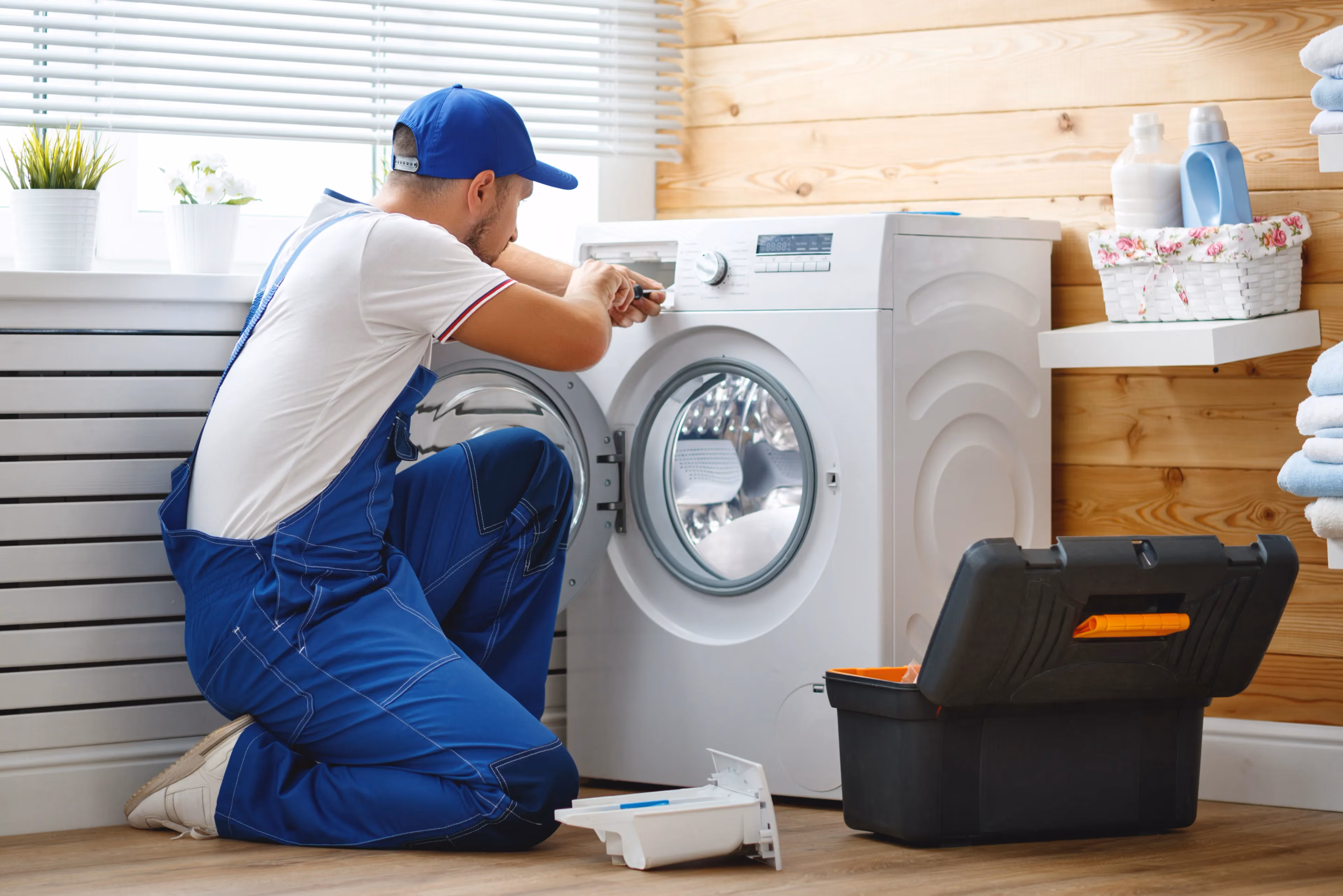 Installateur repariert eine Waschmaschine