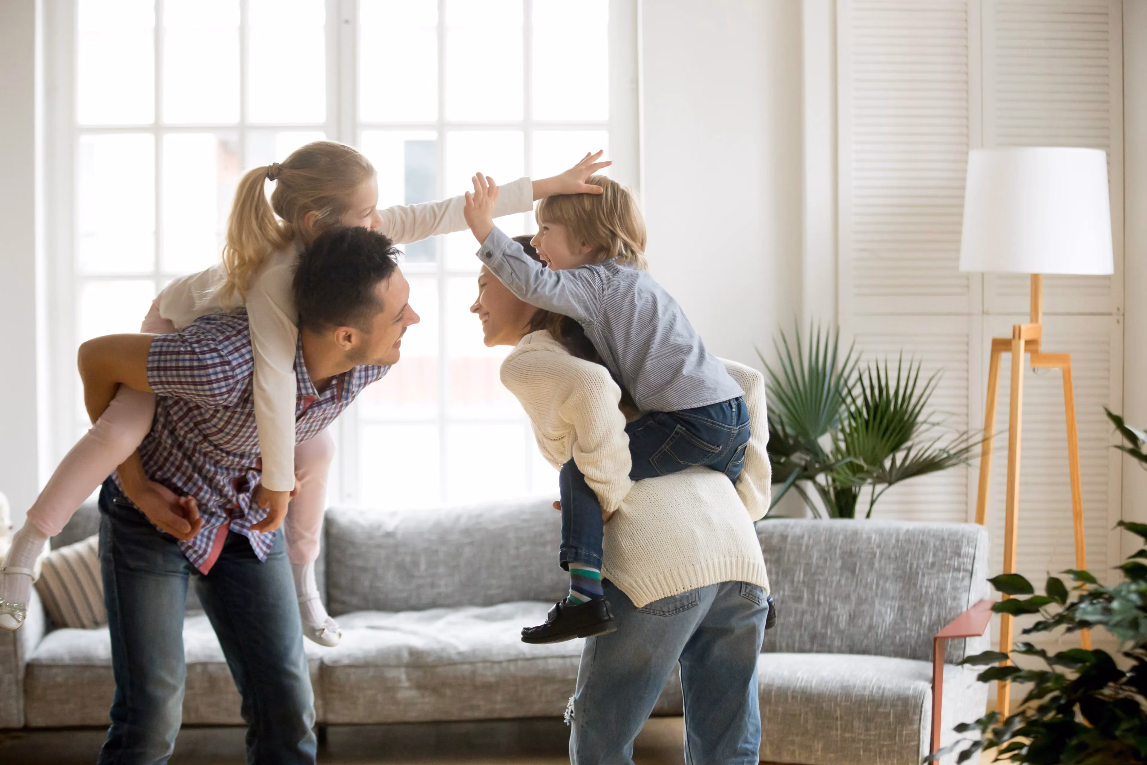 Familie spielt zusammen im Wohnzimmer