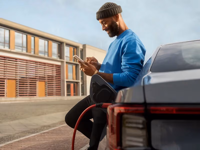 enercity Kunde lädt sein E-Auto und nutzt die App